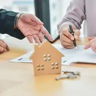Foto de persona firmando, en nota sobre por qué es mal negocio comprar vivienda en Colombia, según CEO de Lulo Bank