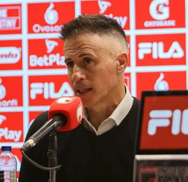 Técnico de Santa Fe sorprendió con radical decisión en el equipo: qué dijo