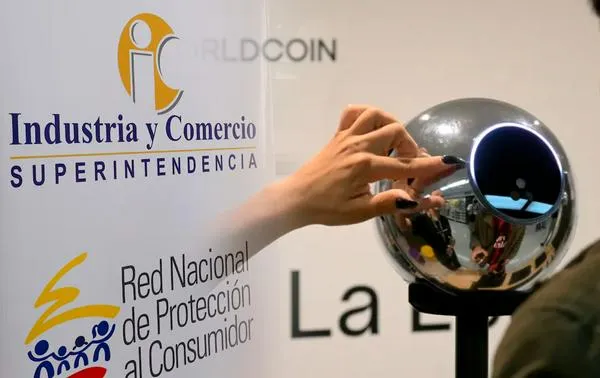 SIC formula pliego de cargos a empresa que pagaba por escanear el iris de las personas