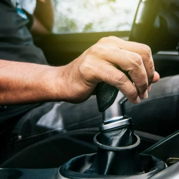 Foto de conductor, en nota de qué pasa si se dejan el freno de mano y el cambio al tiempo: útil para carro
