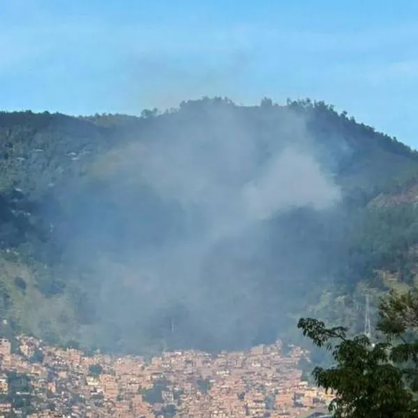Bomberos combaten incendio en el Cerro Pan de Azúcar de Medellín