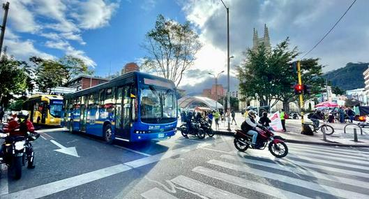 Multa por invadir carril en la carrera 13, entre las calles 67 y 19, en Bogotá