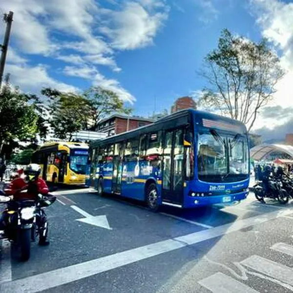 Multa por invadir carril en la carrera 13, entre las calles 67 y 19, en Bogotá