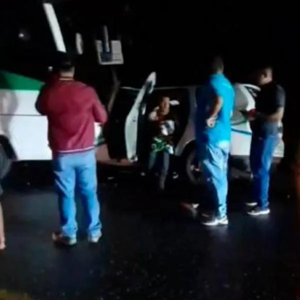 Accidente vía Medellín-Bogotá: bus chocó carro en San Luis y dejó 4 heridos