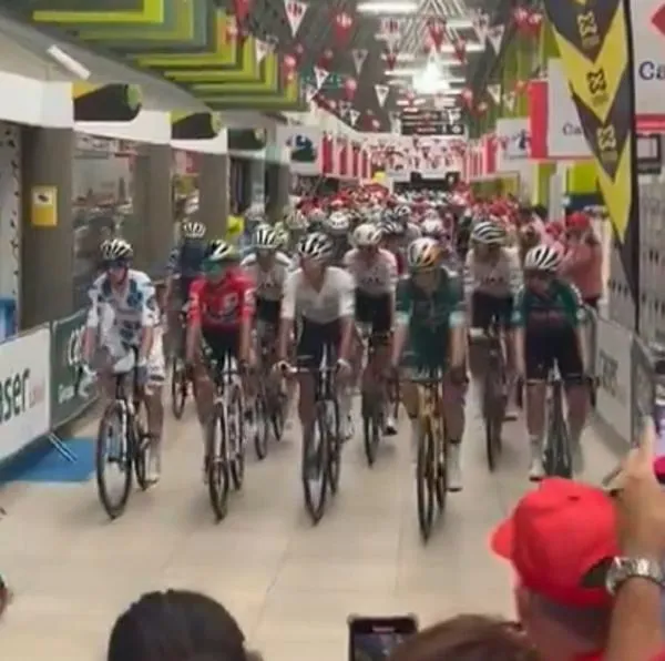 Vuelta a España: el curioso inicio de la etapa 6 dentro de un supermercado recordado en Colombia