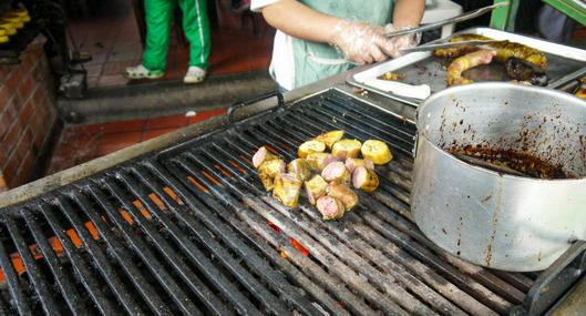 Chuzos en Bogotá de comida callejera, como chorizos y empanadas, tendrían carne de mota, peligroso relleno