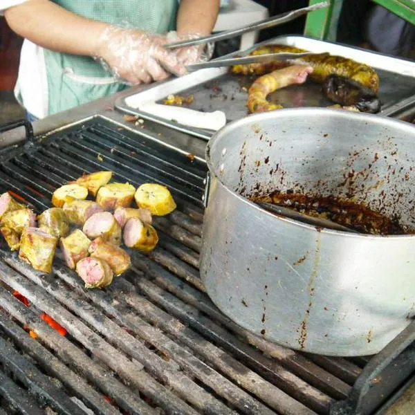 Chuzos en Bogotá de comida callejera, como chorizos y empanadas, tendrían carne de mota, peligroso relleno