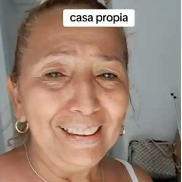 Momento en el que una mujer muestra su sueño cumplido de comprar casa propia a los 59 años