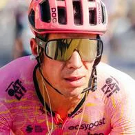 Rigoberto Urán sufrió caída en Vuelta a España y salió en ambulancia: ¿fin a su carrera?