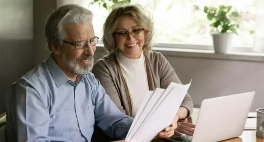 Foto de personas leyendo, en nota de qué apellido es más lindo en Cundinamarca para ChatGPT y significado del elegido