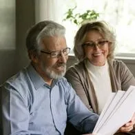 Foto de personas leyendo, en nota de qué apellido es más lindo en Cundinamarca para ChatGPT y significado del elegido