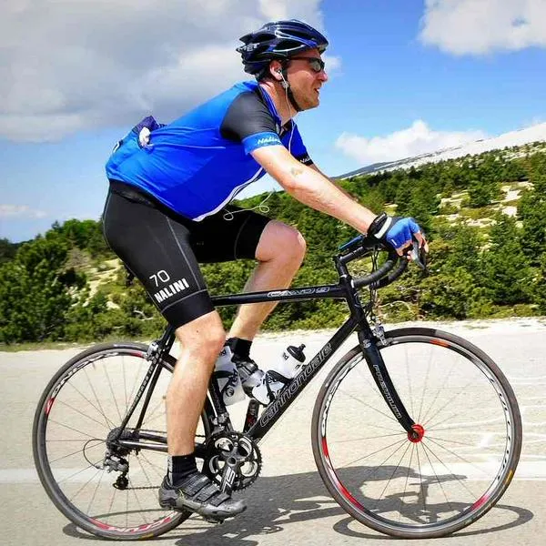 Foto de deportista, en nota de cuánto vale equipo de un ciclista, con precios de bicicleta, casco, gafas y más