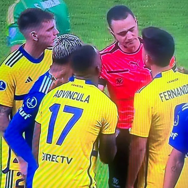 Roldán expulsó a Advíncula en Boca vs Cruzeiro a los 30 segundos