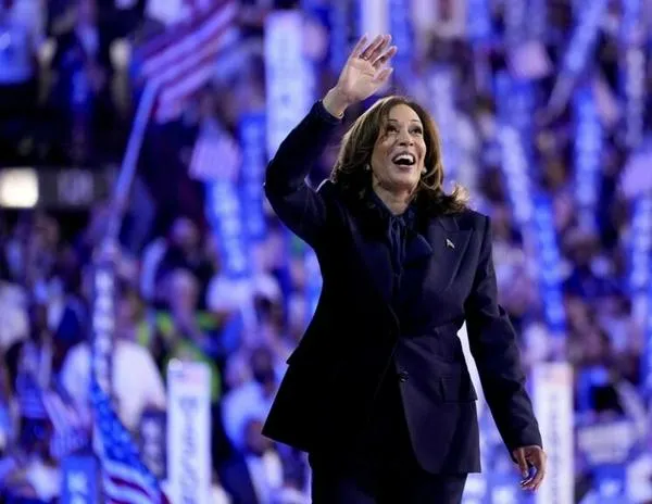 Kamala Harris promete unidad y proteger derechos al aceptar la candidatura demócrata