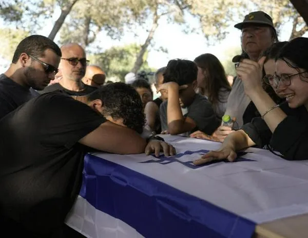 En funeral de Yoram Metzger, rehén hallado muerto en Gaza, la emoción se mezcla con la rabia