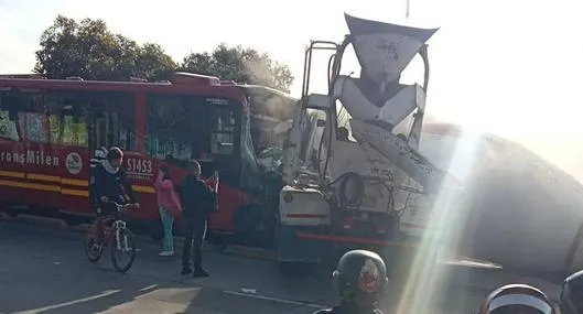 Gravísimo accidente en Bogotá: camión de cemento se volcó y chocó contra bus de Transmilenio en la localidad de Suba. Se habla de varios heridos. 