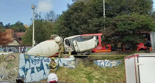 Accidente en Suba: fotos y videos del choque entre un bus de Transmilenio y carro de cemento.