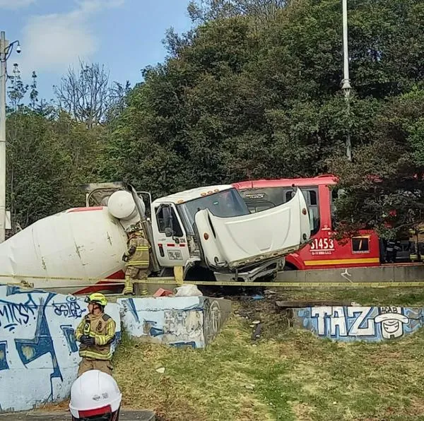 Accidente en Suba: fotos y videos del choque entre un bus de Transmilenio y carro de cemento.