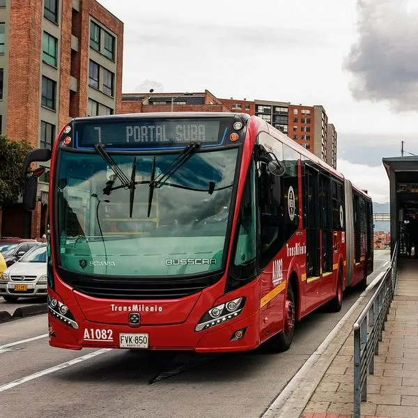 Bus de Transmilenio, en ota sobre estaciones de la avenida Suba que cerraron por fuerte accidente