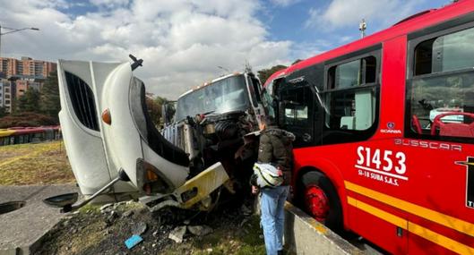 Accidente en Suba: hipótesis del choque entre mezcladora de cemento y bus de Transmilenio.