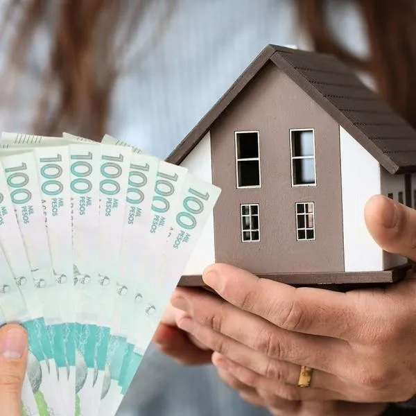 Dinero de Colombia y maqueta de casa, en nota sobre subsidio de vivienda que no pide Sisbén