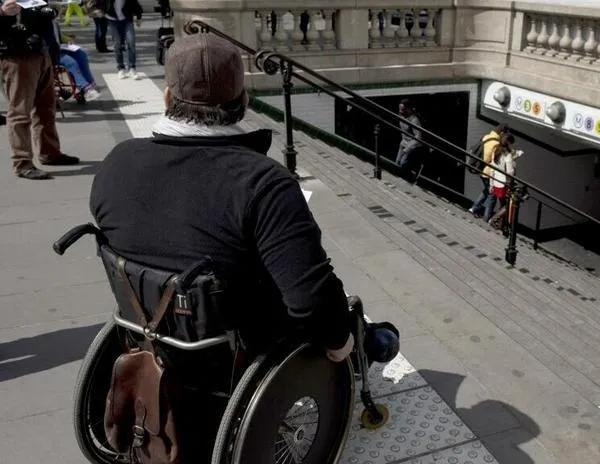 Con los Juegos Paralímpicos, París se enfrenta al reto de la accesibilidad