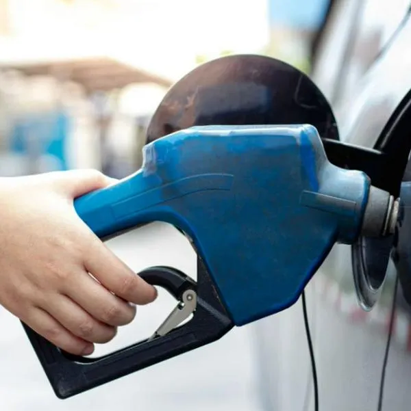 Errores muy comunes de los conductores al llenar el tanque de gasolina del carro
