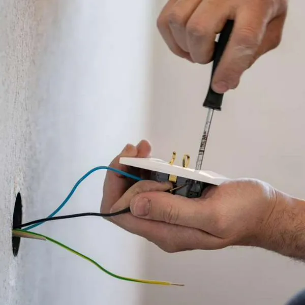 Foto de enchufe, en nota de qué significan los colores de cables en tomacorriente eléctrico para evitar líos