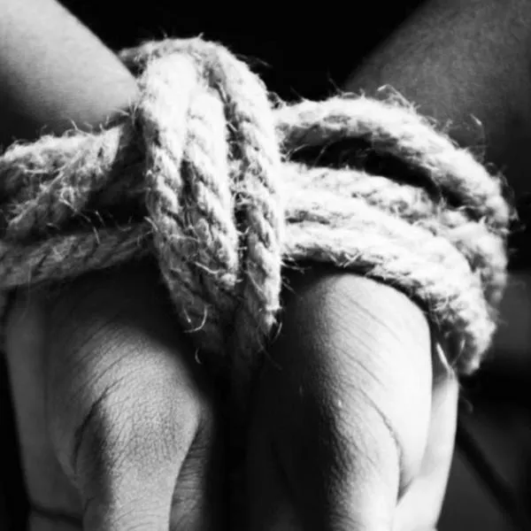 Mujer de 65 años caminó día y noche para denunciar que su hija era maltratada por la pareja