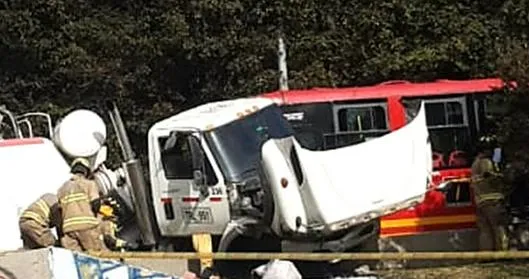 Choque entre bus de Transmilenio y camión hoy viernes en Suba, Bogotá. Aparece video