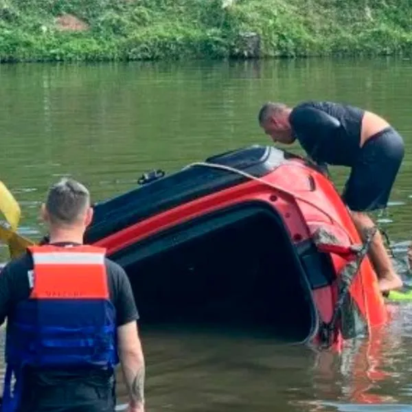 Hombre murió ahogado tras caer en su carro en lago de Hacienda Malabar de Pereira 