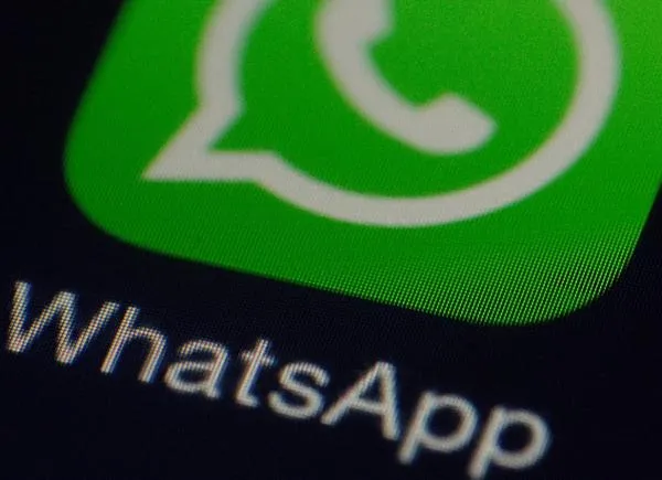 ¿Al usar WhatsApp su celular se descarga más rápido? Así puede evitarlo