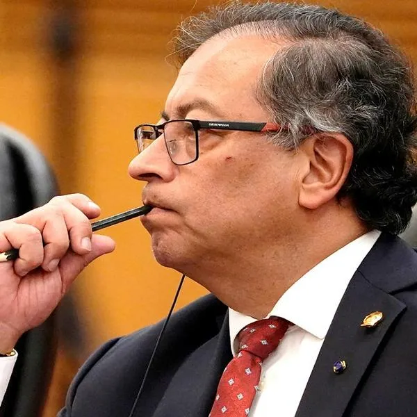 El negocio (sobre créditos) que bancos le pintaron a Petro y le quedó sonando por inversiones forzosas; tomaría decisión en 10 días.