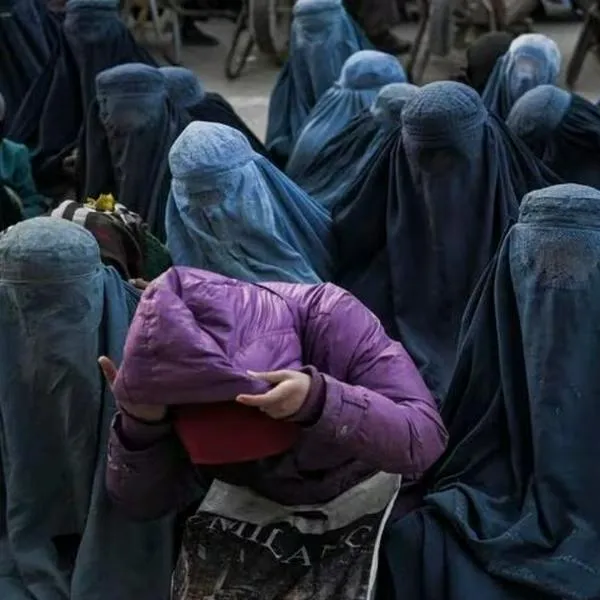 Talibanes imponen ley que prohíbe que las mujeres hablen en público