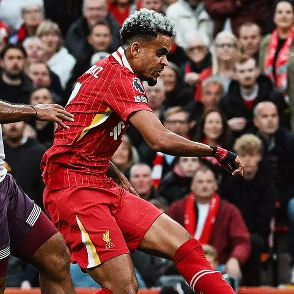 Luis Díaz celebrando el gol con el Liverpool contra Bentford en su partido número 100 con el equipo.