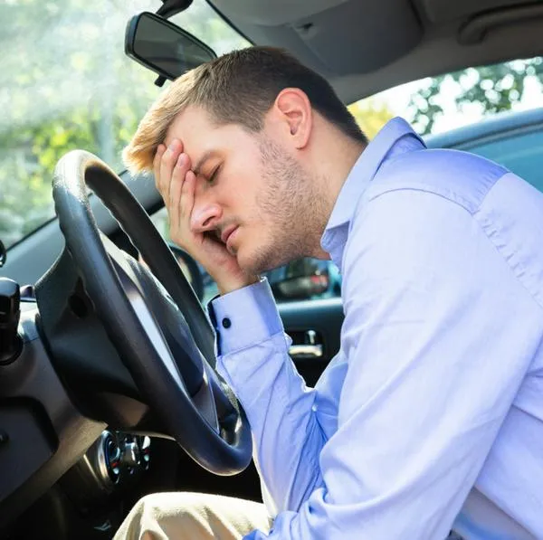 Multas de tránsito en Colombia: conductores de carros y motos pueden recibir comparendo por quedarse sin gasolina y bloquear vía.