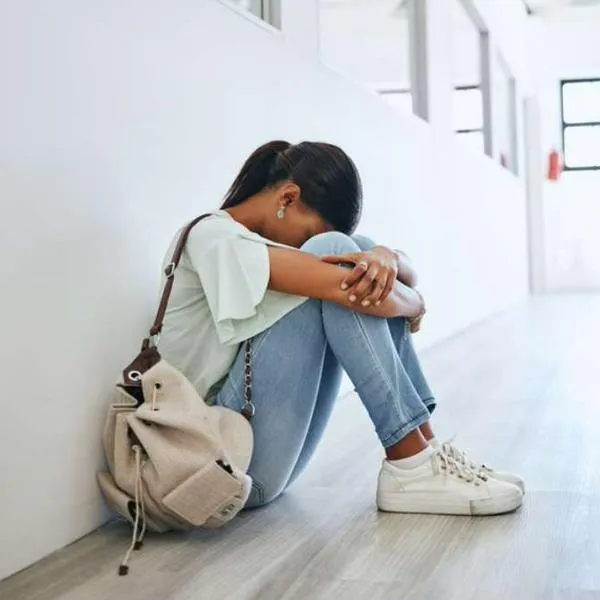 Foto de estudiante triste, en nota de cuáles son las carreras con más abandonos en Colombia en 2024 
