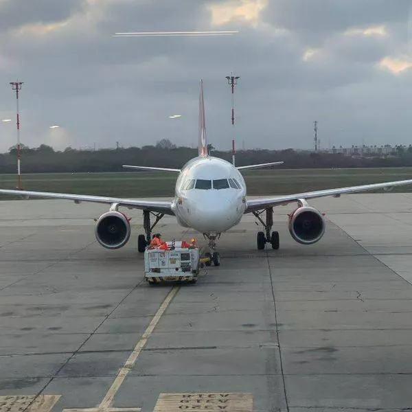 IATA dice que usuarios pueden retomar sus planes de viaje en Colombia tras crisis de combustibles