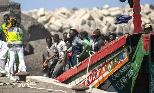 España: el archipiélago canario desbordado por la llegada de inmigrantes africanos