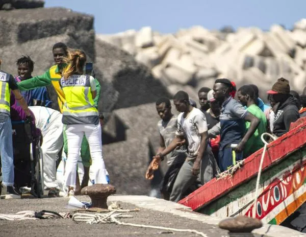 España: el archipiélago canario desbordado por la llegada de inmigrantes africanos