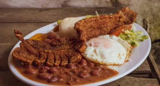 Foto de frijolada, en nota sobre dónde es el almuerzo barato en zona T de Bogotá: por calle 80, hasta hacen filas