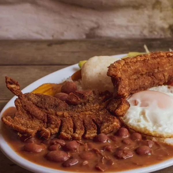 Foto de frijolada, en nota sobre dónde es el almuerzo barato en zona T de Bogotá: por calle 80, hasta hacen filas
