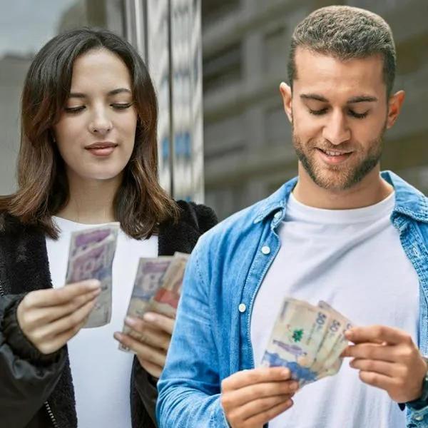Personas con dinero colombiano, en nota sobre cuándo pagan Renta Joven de agosto y septiembre 2024