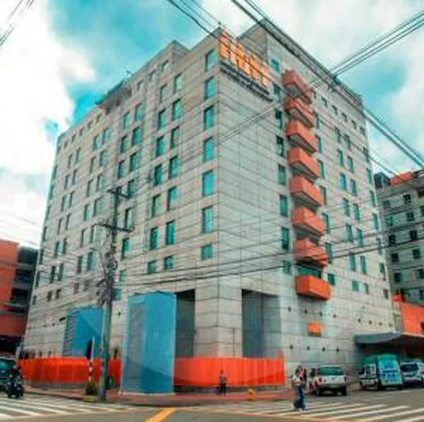 Pánico en el Hospital General de Medellín: un hombre resultó herido en presunto forcejeo con la Policía 
