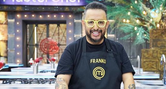 Franko Bonilla, participante de Masterchef Celebrity, es asesorado por un cocinero