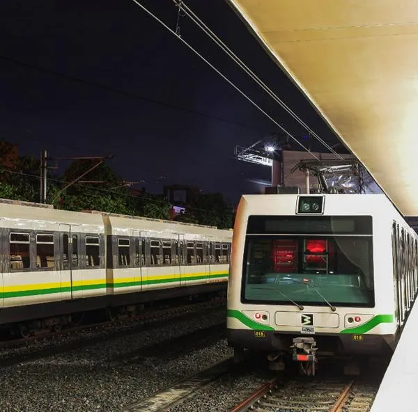 Metro de Medellín cerró estaciones por accidente con persona en la vía.