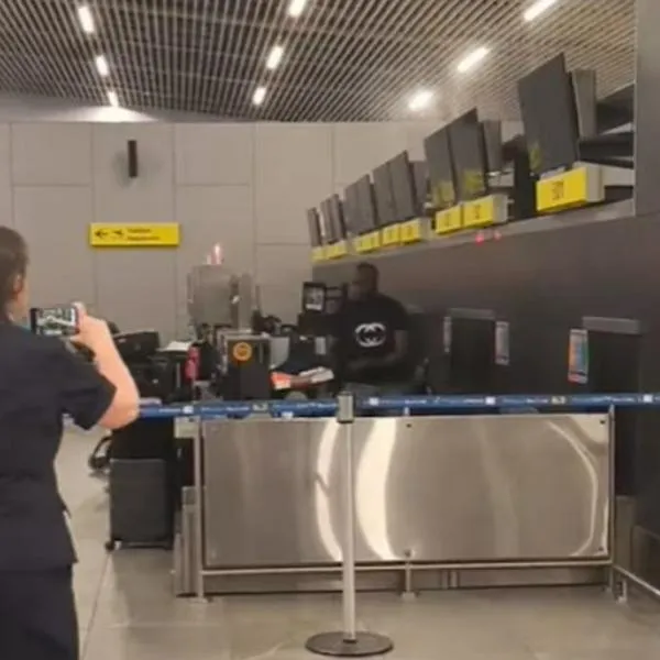 En aeropuerto de Santiago de Chile, hombre dañó computadores por un problema