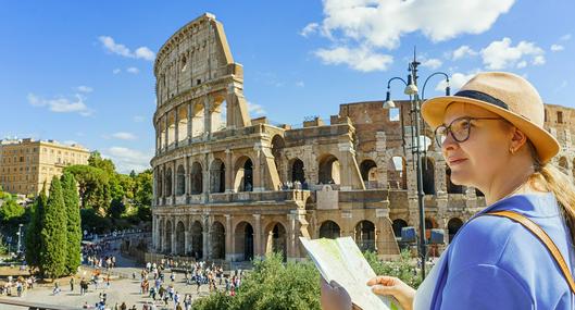 Turista en Roma, en nota sobre cuánto tiempo deben esperar los colombianos para volver a Europa si duraron 90 días