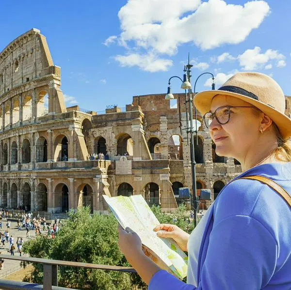 Turista en Roma, en nota sobre cuánto tiempo deben esperar los colombianos para volver a Europa si duraron 90 días