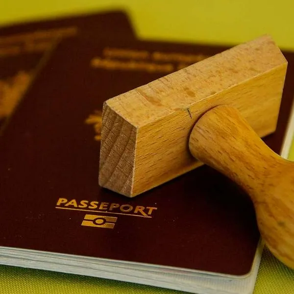 Colombianos manejan pocos idiomas y no saben de señales de ayuda en sus viajes